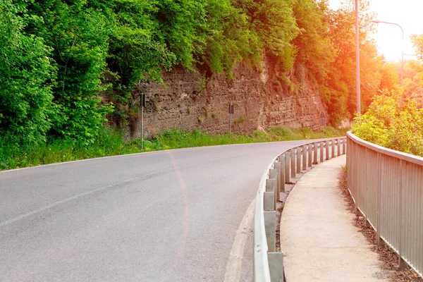 Dağlardaki kayalıklarda asfalt yol