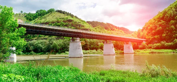 Dağlardaki nehir üzerinde otomobil köprüsü
