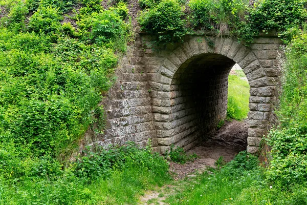 Yayalar için taş tünel 