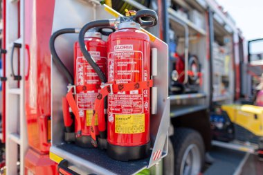 Delmenhorst / Almanya - 6 Mayıs 2018: Gloria üzerinden söndürücü standları bir çekmeceden bir Alman itfaiye üzerinde. Feuerloescher söndürücü anlamına gelir..