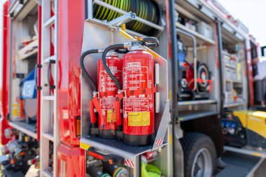 Delmenhorst / Almanya - 6 Mayıs 2018: Gloria üzerinden söndürücü standları bir çekmeceden bir Alman itfaiye üzerinde. Feuerloescher söndürücü anlamına gelir..