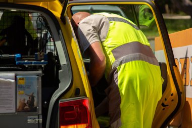 Hannover / Almanya - 21 Mayıs 2018: Adac Service adamdan, Alman otomobil kulübü Servis arabasının bagajında duruyor.