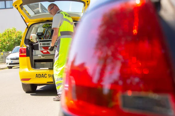 Hannover Niemcy Maja 2018 Serwisant Adac Niemiecki Automobilklub Stoi Bagażniku — Zdjęcie stockowe