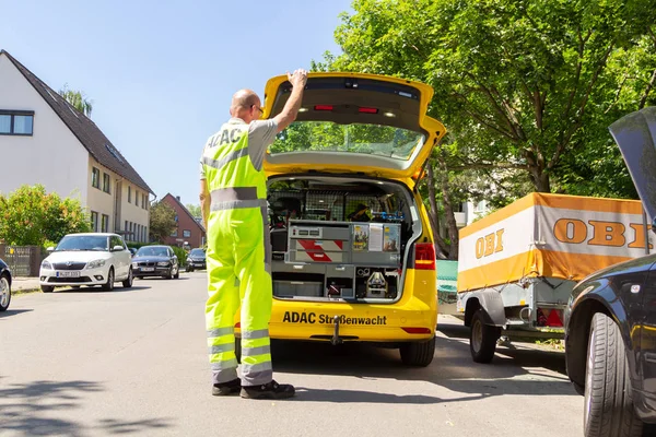 Hannover Niemcy Maja 2018 Serwisant Adac Niemiecki Automobilklub Stoi Bagażniku — Zdjęcie stockowe