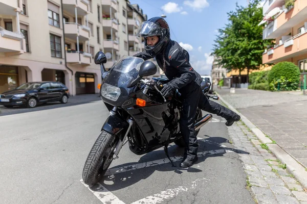 Una Donna Sale Una Moto Nera — Foto Stock