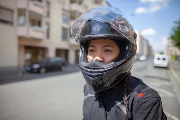 Wanita Dengan Helm Hitam Sepeda Motor — Stok Foto