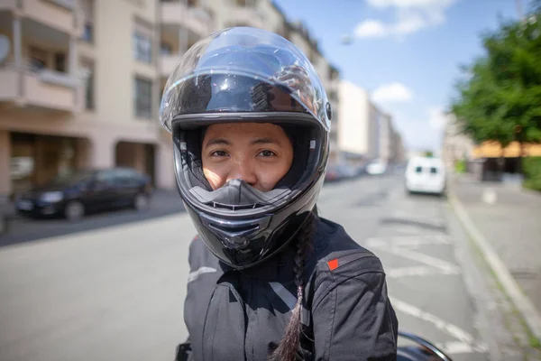 Wanita Dengan Helm Hitam Sepeda Motor — Stok Foto