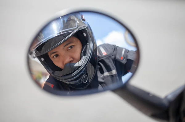 Женщина Черном Шлеме Мотоцикле — стоковое фото