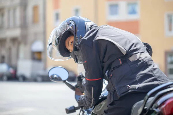 오토바이에 헬멧을 — 스톡 사진