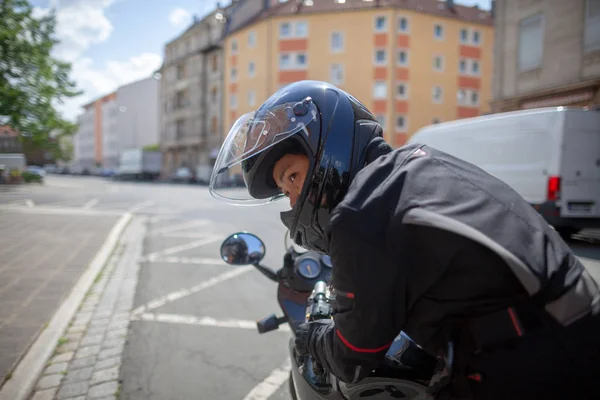 Frau Mit Schwarzem Helm Auf Motorrad — Stockfoto