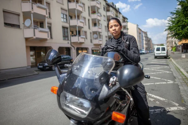 Frau Mit Schwarzem Helm Auf Motorrad — Stockfoto