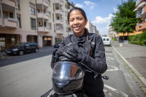 Frau Mit Schwarzem Helm Auf Motorrad — Stockfoto