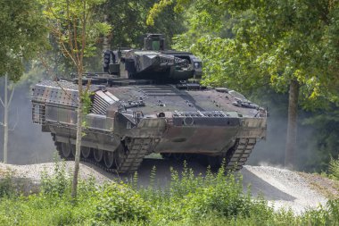 Alman piyade araç sürücüleri bir sokakta kavga