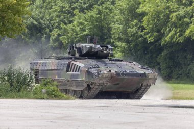 Alman piyade araç sürücüleri bir sokakta kavga