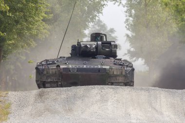 Alman piyade araç sürücüleri bir sokakta kavga