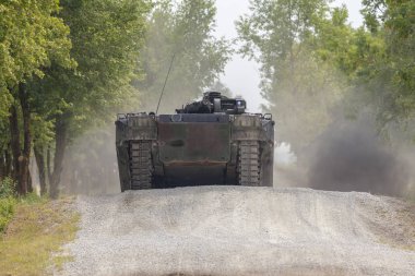 Alman piyade araç sürücüleri bir sokakta kavga