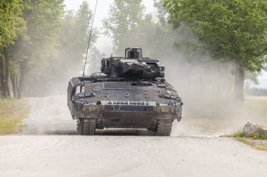 Alman piyade araç sürücüleri bir sokakta kavga