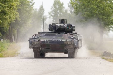 Alman piyade araç sürücüleri bir sokakta kavga