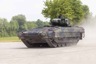 Alman piyade araç sürücüleri bir sokakta kavga