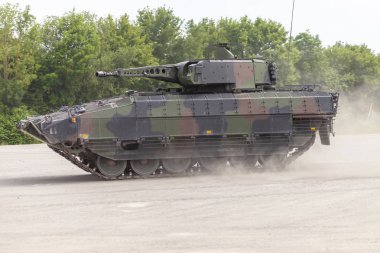 Alman piyade araç sürücüleri bir sokakta kavga