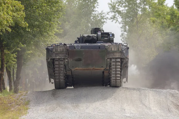 Deutsches Infanterie Kampffahrzeug Fährt Auf Eine Straße — Stockfoto