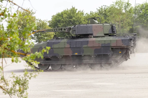 ドイツ歩兵戦闘車が通りにドライブします — ストック写真