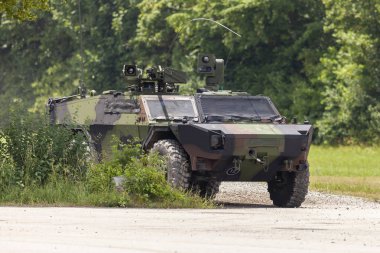 Alman hafif zırhlı keşif araç sürücüleri bir yolda