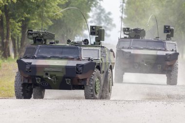 Alman hafif zırhlı keşif araç sürücüleri bir yolda