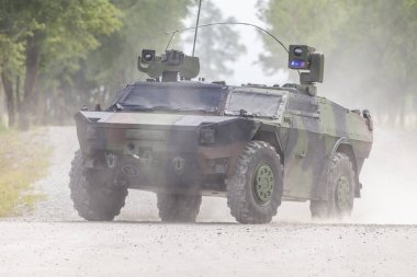 Alman hafif zırhlı keşif araç sürücüleri bir yolda
