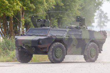 Alman hafif zırhlı keşif araç sürücüleri bir yolda