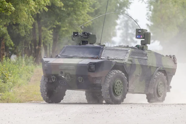 Leichtes Gepanzertes Aufklärungsfahrzeug Fährt Auf Einer Straße — Stockfoto