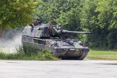 Feldkirchen / Almanya - 9 Haziran 2018: Almanca Panzerhaubitze 2000, topçu tankı Feldkirchen Bundeswehr gününde bir yolda sürücüler / Almanya.