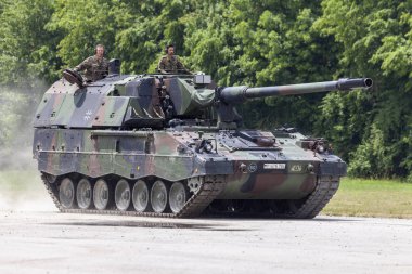 Feldkirchen / Almanya - 9 Haziran 2018: Almanca Panzerhaubitze 2000, topçu tankı Feldkirchen Bundeswehr gününde bir yolda sürücüler / Almanya.