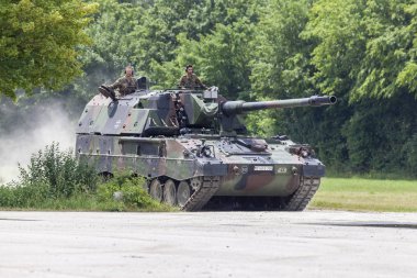 Feldkirchen / Almanya - 9 Haziran 2018: Almanca Panzerhaubitze 2000, topçu tankı Feldkirchen Bundeswehr gününde bir yolda sürücüler / Almanya.