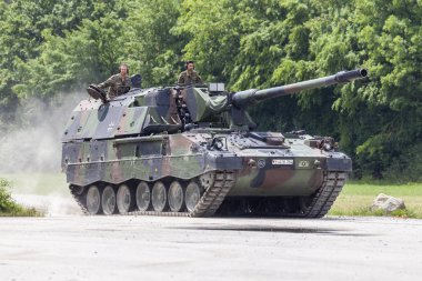 Feldkirchen / Almanya - 9 Haziran 2018: Almanca Panzerhaubitze 2000, topçu tankı Feldkirchen Bundeswehr gününde bir yolda sürücüler / Almanya.