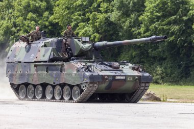 Feldkirchen / Almanya - 9 Haziran 2018: Almanca Panzerhaubitze 2000, topçu tankı Feldkirchen Bundeswehr gününde bir yolda sürücüler / Almanya.
