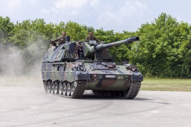 Feldkirchen / Almanya - 9 Haziran 2018: Almanca Panzerhaubitze 2000, topçu tankı Feldkirchen Bundeswehr gününde bir yolda sürücüler / Almanya.