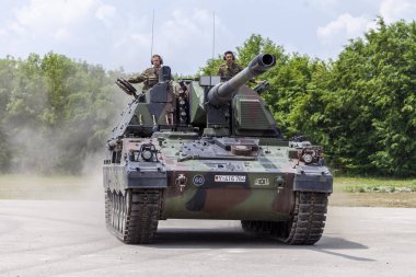 Feldkirchen / Almanya - 9 Haziran 2018: Almanca Panzerhaubitze 2000, topçu tankı Feldkirchen Bundeswehr gününde bir yolda sürücüler / Almanya.