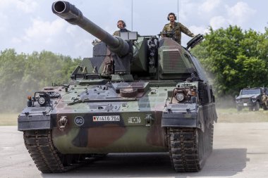 Feldkirchen / Almanya - 9 Haziran 2018: Almanca Panzerhaubitze 2000, topçu tankı Feldkirchen Bundeswehr gününde bir yolda sürücüler / Almanya.