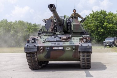 Feldkirchen / Almanya - 9 Haziran 2018: Almanca Panzerhaubitze 2000, topçu tankı Feldkirchen Bundeswehr gününde bir yolda sürücüler / Almanya.