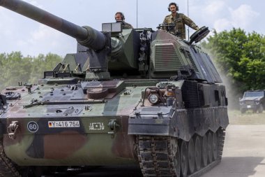Feldkirchen / Almanya - 9 Haziran 2018: Almanca Panzerhaubitze 2000, topçu tankı Feldkirchen Bundeswehr gününde bir yolda sürücüler / Almanya.