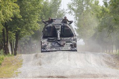 Feldkirchen / Almanya - 9 Haziran 2018: Almanca Panzerhaubitze 2000, topçu tankı Feldkirchen Bundeswehr gününde bir yolda sürücüler / Almanya.
