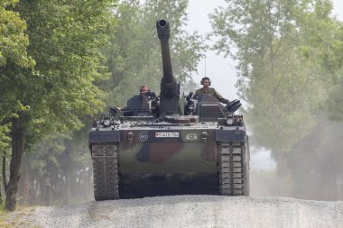 Feldkirchen / Almanya - 9 Haziran 2018: Almanca Panzerhaubitze 2000, topçu tankı Feldkirchen Bundeswehr gününde bir yolda sürücüler / Almanya.