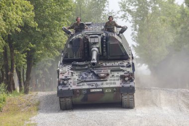 Feldkirchen / Almanya - 9 Haziran 2018: Almanca Panzerhaubitze 2000, topçu tankı Feldkirchen Bundeswehr gününde bir yolda sürücüler / Almanya.