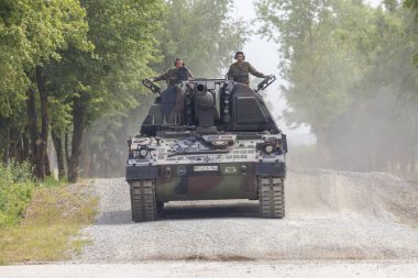 Feldkirchen / Almanya - 9 Haziran 2018: Almanca Panzerhaubitze 2000, topçu tankı Feldkirchen Bundeswehr gününde bir yolda sürücüler / Almanya.