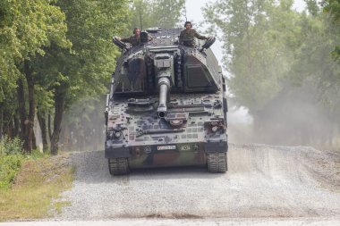 Feldkirchen / Almanya - 9 Haziran 2018: Almanca Panzerhaubitze 2000, topçu tankı Feldkirchen Bundeswehr gününde bir yolda sürücüler / Almanya.