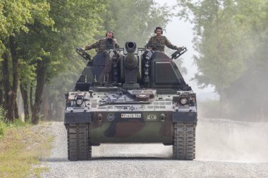Feldkirchen / Almanya - 9 Haziran 2018: Almanca Panzerhaubitze 2000, topçu tankı Feldkirchen Bundeswehr gününde bir yolda sürücüler / Almanya.