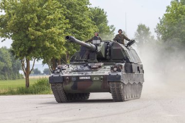 Feldkirchen / Almanya - 9 Haziran 2018: Almanca Panzerhaubitze 2000, topçu tankı Feldkirchen Bundeswehr gününde bir yolda sürücüler / Almanya.