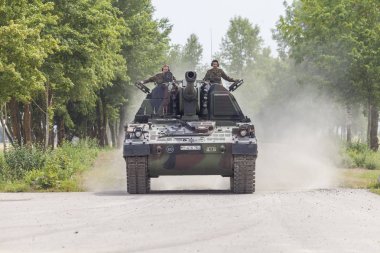 Feldkirchen / Almanya - 9 Haziran 2018: Almanca Panzerhaubitze 2000, topçu tankı Feldkirchen Bundeswehr gününde bir yolda sürücüler / Almanya.