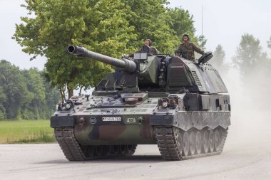 Feldkirchen / Almanya - 9 Haziran 2018: Almanca Panzerhaubitze 2000, topçu tankı Feldkirchen Bundeswehr gününde bir yolda sürücüler / Almanya.